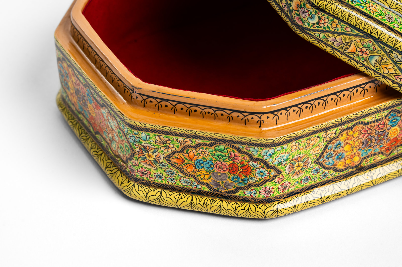 Kashmiri Papier-mâché Lidded Box - Image 4